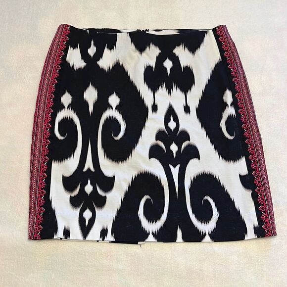 WHBM Black & White Skirt with Contrasting Red Side Panels - Size 10 - Picture 1 of 11